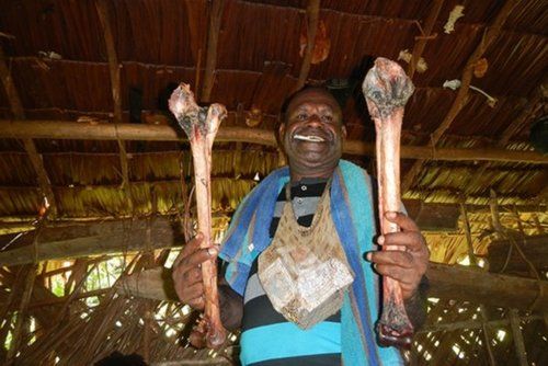 新几内亚食人族部落女人等级次于男人和猪