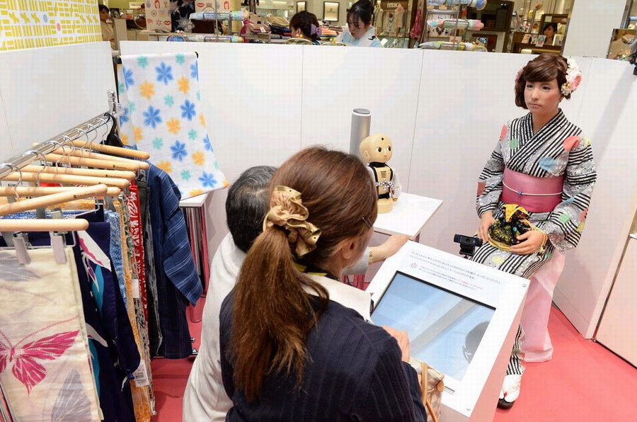 日本女机器人穿和服商场卖衣服酷似真人图