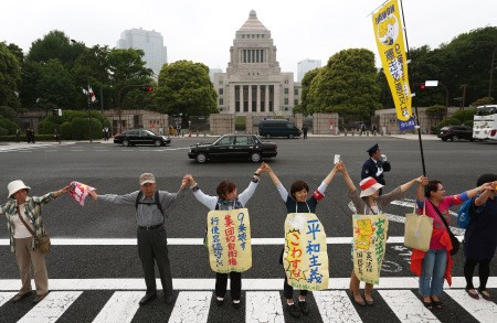 日本2500人围堵国会反对修宪行集体自卫权