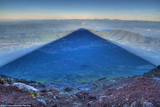 日出震撼照：富士山投下24公里长巨大阴影（图）