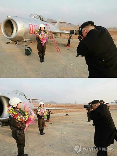 朝鲜最高领导人金正恩视察了朝鲜首批人民军航空与防空军女歼击机飞行员的飞行训练，并亲自为女飞行员拍照。（韩联社）