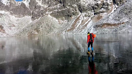 斯洛伐克一处高山湖冰面晶莹剔透如空气（图）