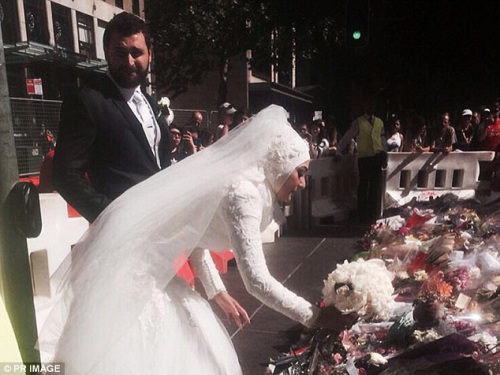 悉尼人质事件悼念现场伊斯兰新娘穿婚纱献花（图）