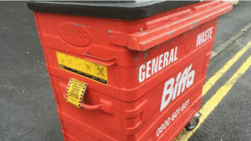 一个放在马路边的垃圾箱被贴上了一张违章停车罚款单后,一名交通管制员为此受到调查。 一个放在马路边的垃圾箱被贴上了一张违章停车罚款单后,一名交通管制员为此受到调查。