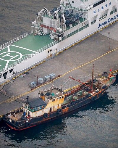 涉嫌捕捞红珊瑚的中国渔船被押送到横滨港的海上安保厅（图片来源：《每日新闻》