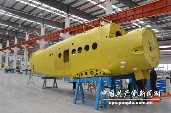 图五：飞机装配分厂内的半成品（人民网记者 王金雪 摄）