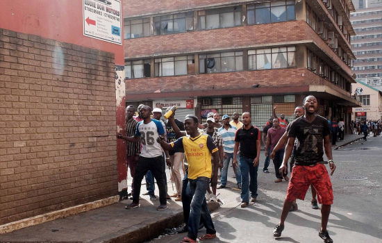 当地时间2015年4月16日，南非约翰内斯堡，当地南非人要求外国店主离开。
