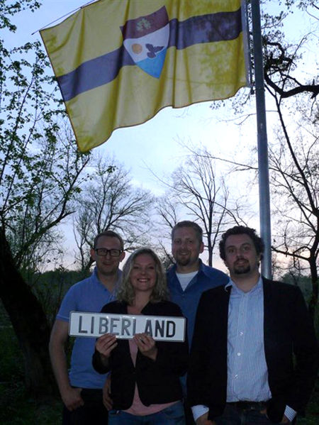 该国的座右铭是“自己活,也让别人活”,公民缴不缴税自行决定。 该国的座右铭是“自己活,也让别人活”,公民缴不缴税自行决定。