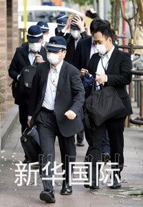 日本警方１２日的抓捕行动。图片来源：共同社