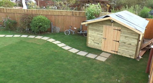 英国一男子在自家后花园里建了一座10英尺(约3米)深的超酷地下洞穴。