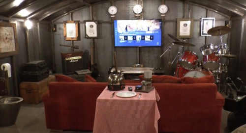 科林表示，虽然当地的建筑管理人员也专门赶来支持，但是觉得他们压根就没看懂他在干什么。他说：“这绝对是个金属盒，只要你会焊接或者切割金属就可以做，但这绝对是一项巨大的工程。厕所隐蔽性不是特别好，但是我想如果真的是世界末日的话，这也不重要了，里面还有发电机和水源。只要有吃的，就可以一直住在里面。”