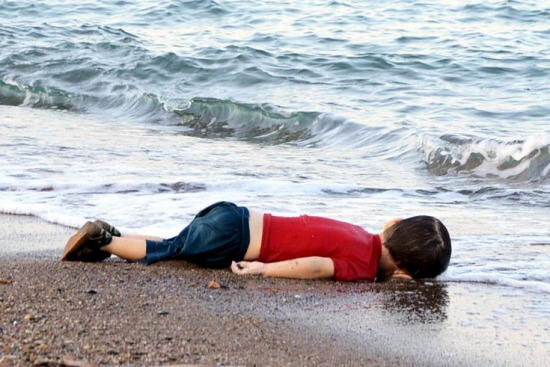 移民船在爱琴海沉没儿童伏尸海岸悲剧再上演