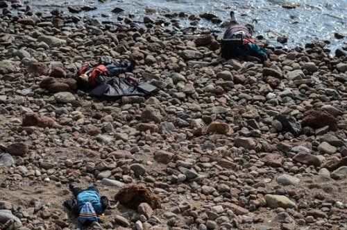 日前，一艘移民船在爱琴海沉没，儿童的遗体被冲上土耳其海滩。