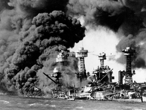 1941年12月7日，日本海军在未宣战的情况下偷袭珍珠港，重创美军舰队。