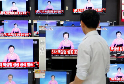 2016年9月9日，一位韩国销售人员在电视上观看有关朝鲜第五次核试验的报道。