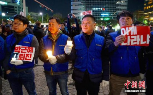 10月29日晚，近两万名韩国民众及民间团体人士在首尔市中心举行烛光集会，谴责“亲信干政事件”给韩国社会带来的不良影响，要求总统朴槿惠对此事负责。<a target=