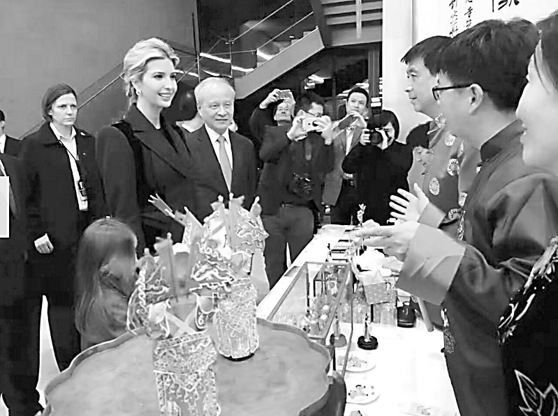  1日晚，在中国驻美国大使馆，伊万卡及女儿在崔天凯大使陪同下观看中国传统手工艺展示。陈丽丹/摄