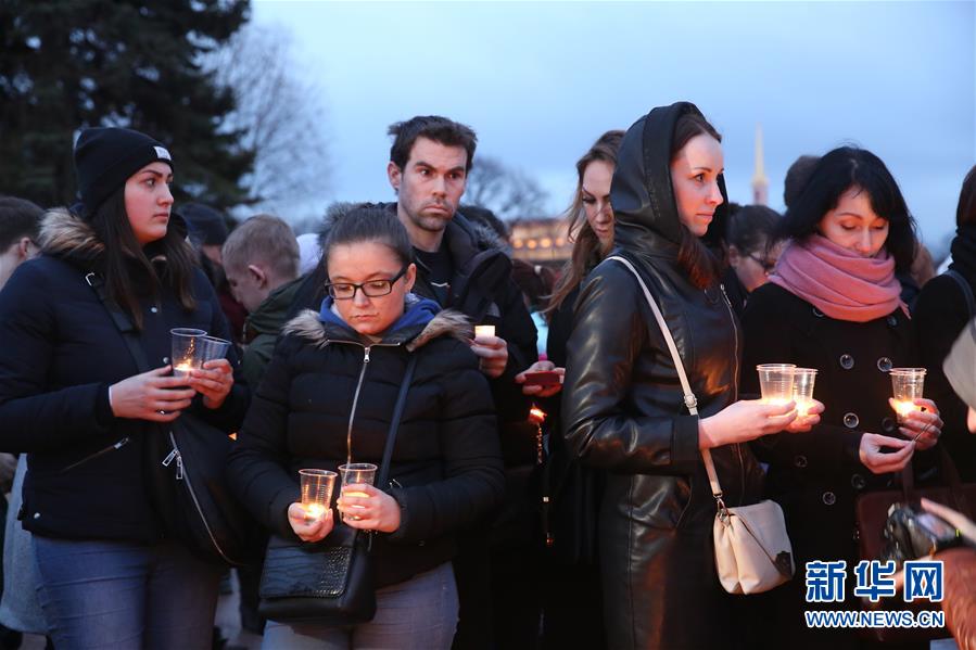 （国际）（2）圣彼得堡市民为地铁爆炸案遇难者哀悼祈福