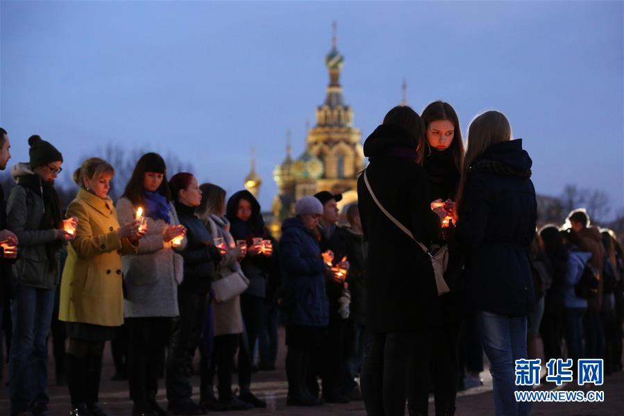 （国际）（1）圣彼得堡市民为地铁爆炸案遇难者哀悼祈福
