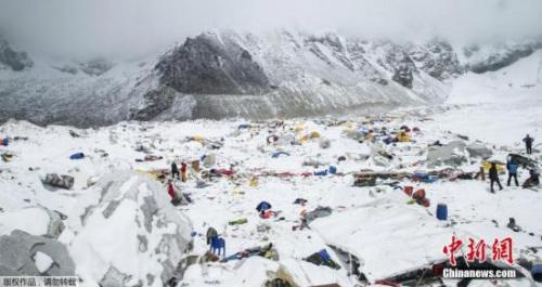 欲刷新登珠峰最年长者记录的尼泊尔登山家在珠峰大本营去世