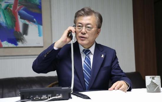 10日上午，在韩国青瓦台，文在寅与李淳镇通电话。