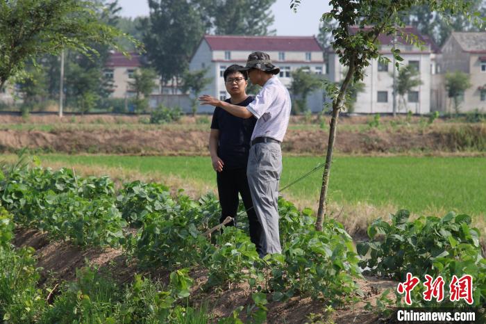 90后村书记戚允升：“脱贫不是等着上门送小康”