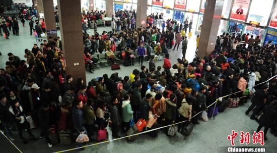 图为眉山客运中心站内前往成都的候车旅客排起长队。中新社刘忠俊摄