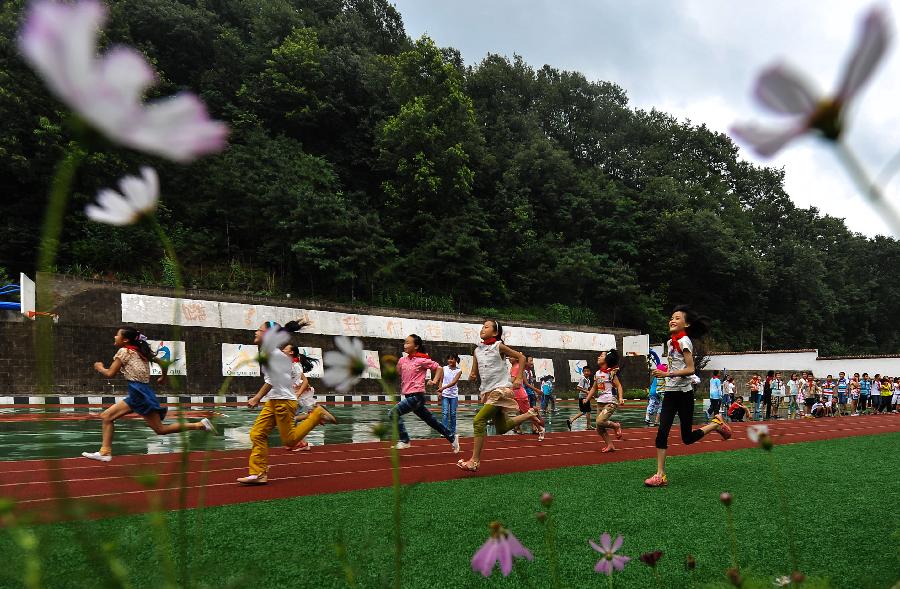 新华社记者 刘潇 摄7月2日,留坝县城关小学的几名学生放学回家.