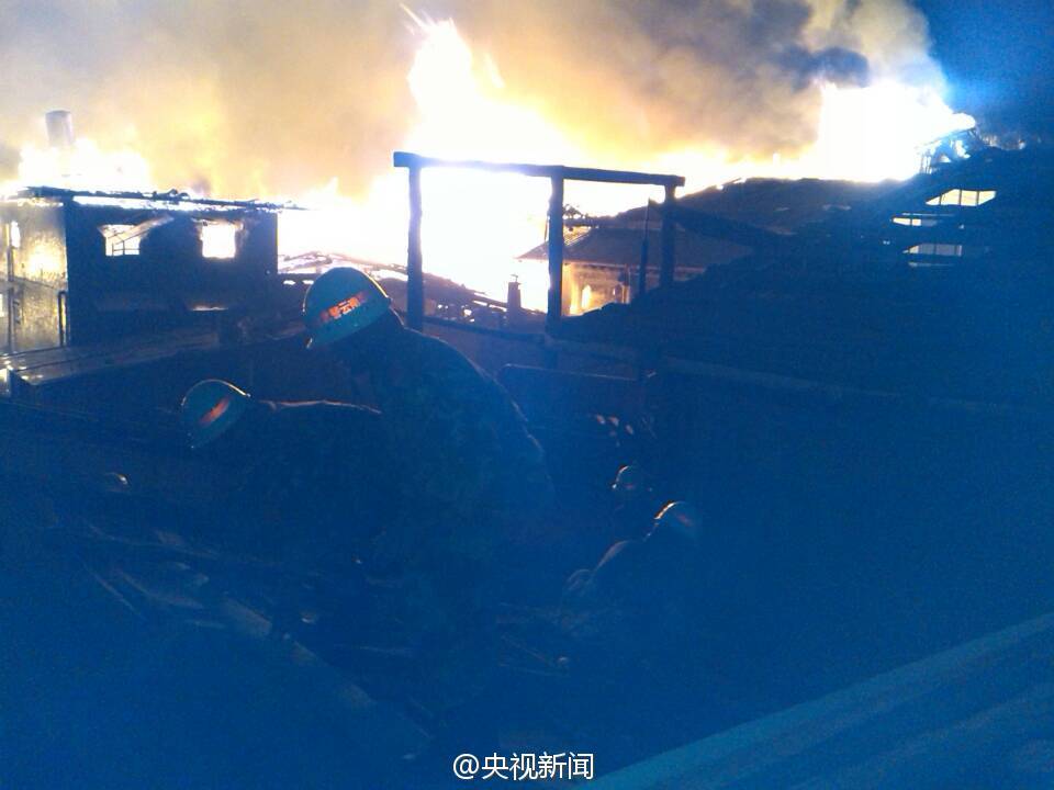 云南香格里拉古城四方街发生大火