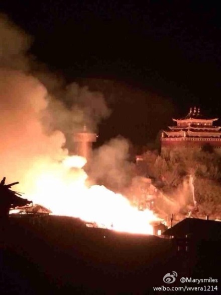 云南香格里拉古城四方街发生大火