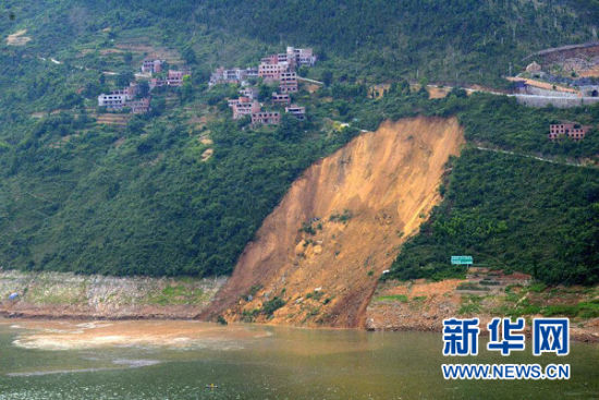 6月24日，重庆巫山县长江边一小码头因对面山体垮塌产生的巨波将船只冲散（手机拍摄）。新华社发（朱云平 摄）