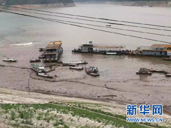 6月24日，重庆巫山县长江边一小码头因对面山体垮塌产生的巨波将船只冲散（手机拍摄）。新华社发（朱云平 摄）