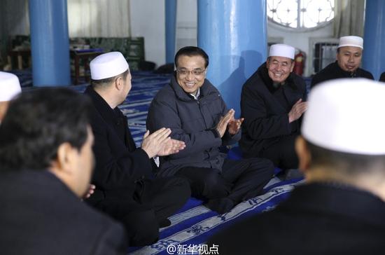 李克强来到银川永宁县纳家户清真寺与民族宗教人士恳谈