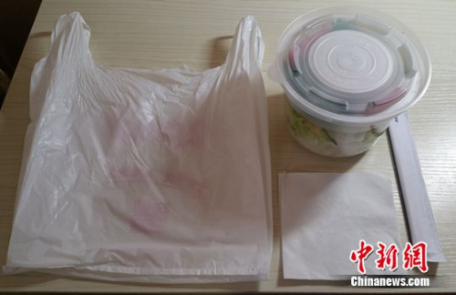 一份外卖至少产生餐盒、塑料袋、一次性筷子等垃圾。<a target=
