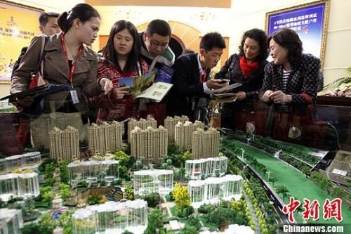 资料图：购房人在楼盘看沙盘并咨询售楼工作人员。<a target='_blank' href='http://www.chinanews.com/' _fcksavedurl='http://www.chinanews.com/'>中新社</a>发 汤彦俊 摄