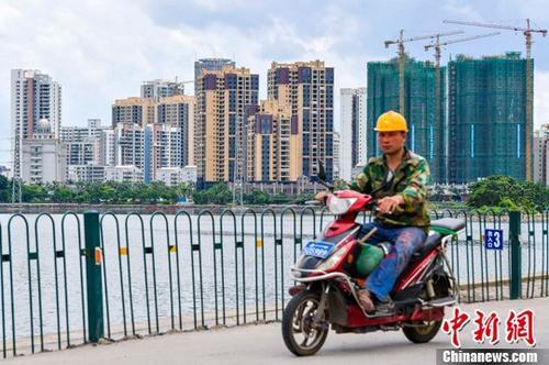 资料图：海口国兴大道附近的在建商品房项目。<a target='_blank' href='http://www.chinanews.com/' _fcksavedurl='http://www.chinanews.com/'>中新社</a>记者 骆云飞 摄