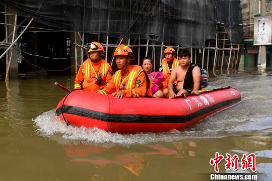 华里社区内消防战士与一对刚获救的夫妻 陈骥旻 摄
