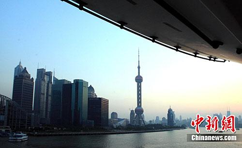 资料图：上海的江边建筑。<a target='_blank' href='http://www.chinanews.com/' _fcksavedurl='http://www.chinanews.com/'>中新社</a>记者 潘索菲 摄