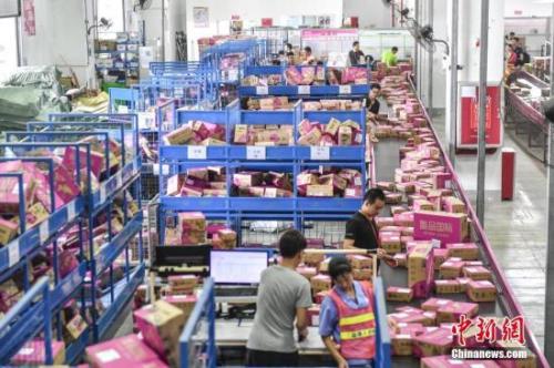 资料图：分拣货物。 <a target='_blank' href='http://www.chinanews.com/' _fcksavedurl='http://www.chinanews.com/'>中新社</a>记者 陈骥旻 摄