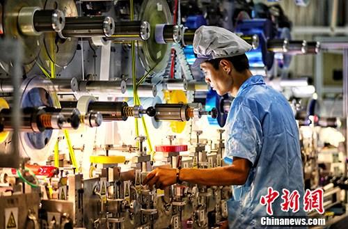 10月19日，中国国家统计局发布数据显示，初步核算，前三季度国内生产总值650899亿元人民币，按可比价格计算，同比增长6.7%。图为江苏盐城一家企业内的生产景象。<a target='_blank' href='http://www.chinanews.com/' _fcksavedurl='http://www.chinanews.com/'>中新社</a>记者 泱波 摄