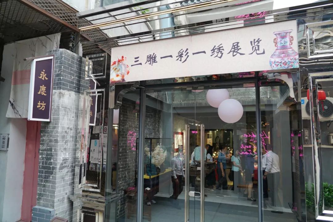 △三雕一彩一绣展览入口处（央视记者 沈忱拍摄）