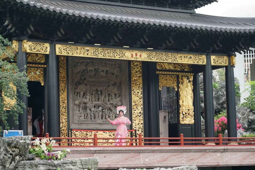 △戏台上的表演 （央视记者 黄东旭拍摄）