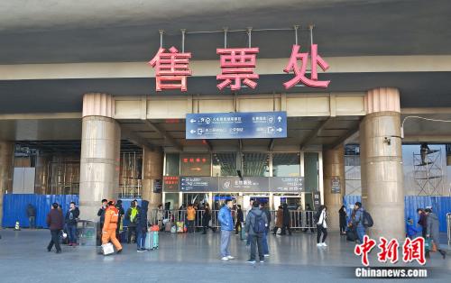 资料图：北京西站售票处。姚露 摄