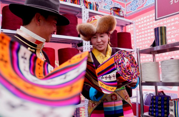 西藏：格桑花开 幸福路宽