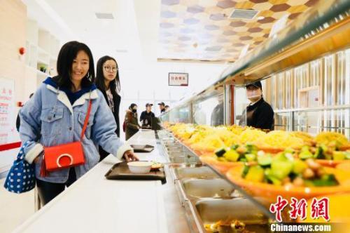 　资料图：消费者在餐厅就餐。　朴峰 摄