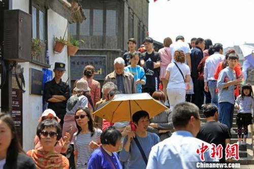 资料图：游客们在上海新场古镇游玩。　殷立勤 摄