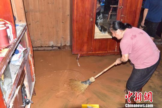 6月23日，福建顺昌县岚下乡一村民家中进水。　张丽君 摄