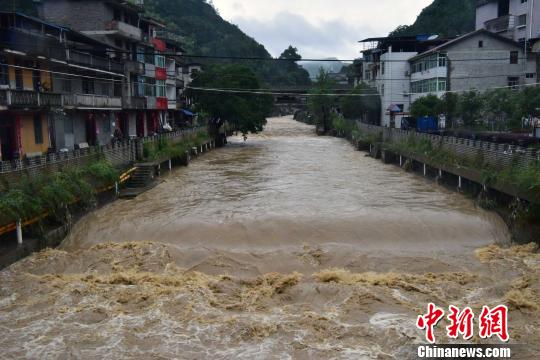 6月23日，福建顺昌岚下乡再迎暴雨，溪水上涨。　张丽君 摄