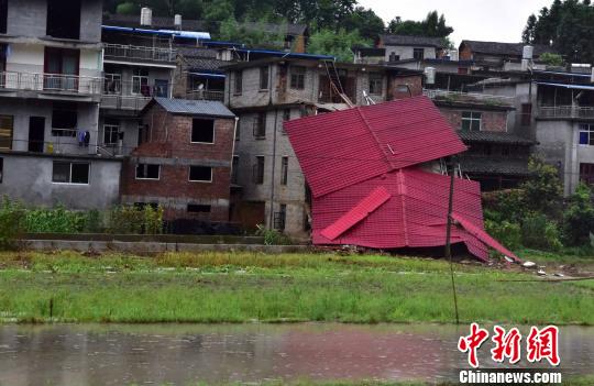 6月23日，福建顺昌县持继暴雨致溪边一处民房发生坍塌。　张丽君 摄