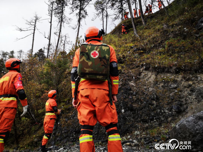 玉龙森林消防大队在无人区进行“山岳救援”演练。（何川 摄）